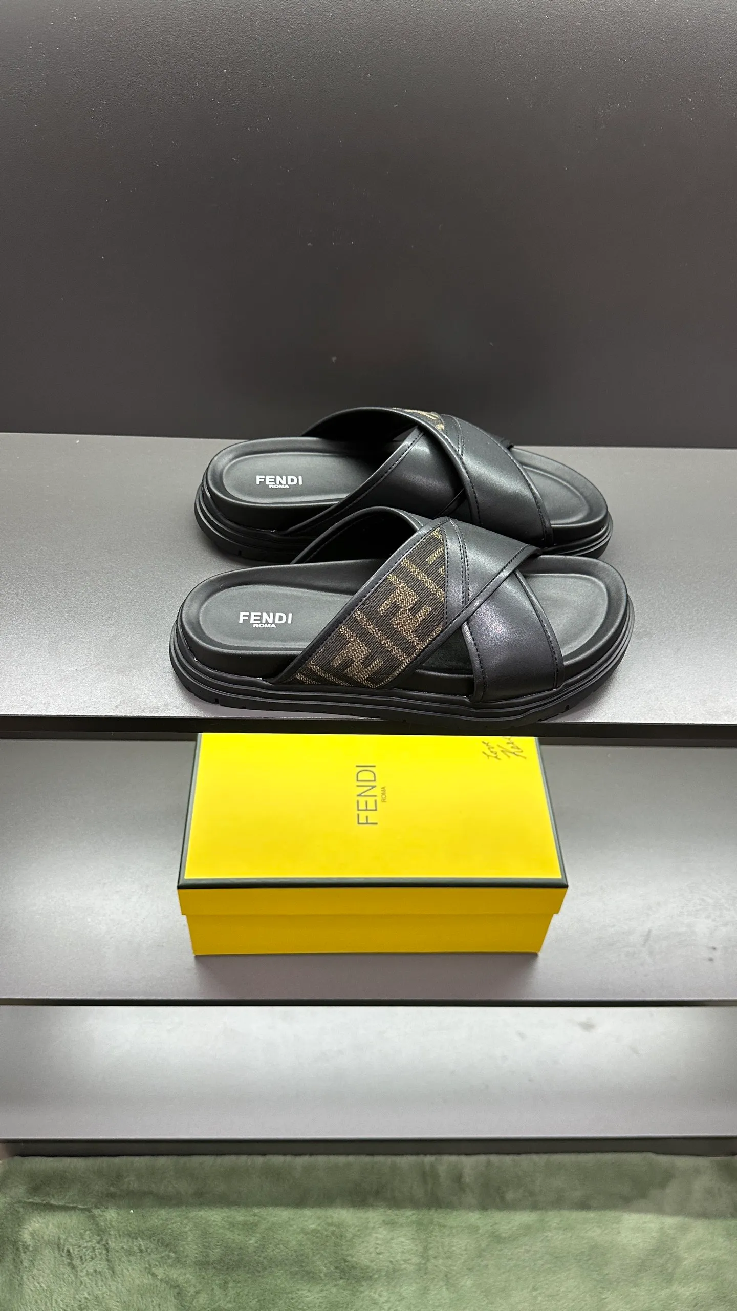 P300 [Fendi Slippers] High-end men's shoes brand, official website 1:1 latest masterpiece: original mold customization, fabrics made of imported original materials, upgraded outsole, lighter and non-slip. The market's top quality, simple yet tasteful, a must-have for fashionistas, fashionable at your feet, full of confidence, the same style at the counter 👍The season of summer slippers is here. Code: 38-45, 46 order